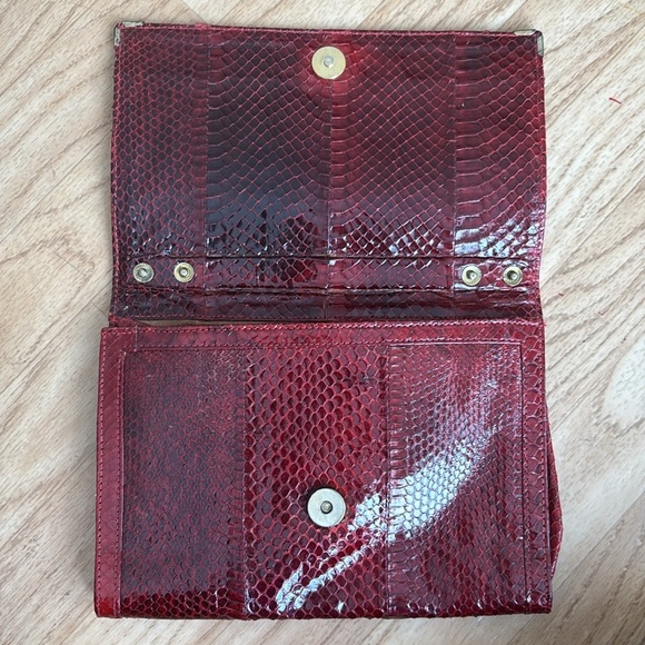 Red crocodile/ Snack skin textured clutch - Picture 4 of 6